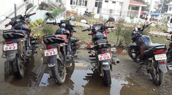 प्रहरीले समात्यो विदाको दिन चलेका आठ सरकारी मोटरसाइकल ।