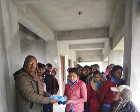 रौतहटको वृदावन न.पा.को निमित्त प्रमुख प्रशासकीय अधिकृत नागेन्द्र प्रसाद यादवले विद्यार्थीहरुलाई पोसाक वितरण ।