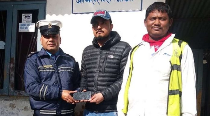 हराएको मोबाइल फोन ट्राफिक प्रहरीको सक्रियतामा फेला ।