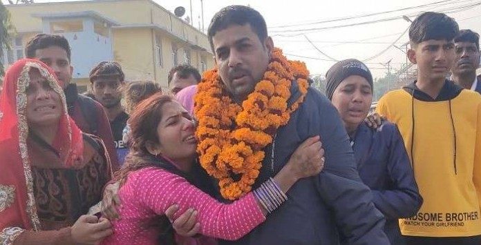 झण्डै १४ वर्षपछि आफ्ना श्रीमती र छोराहरुलाई भेटेका परिवारको आँशु थामिएन।