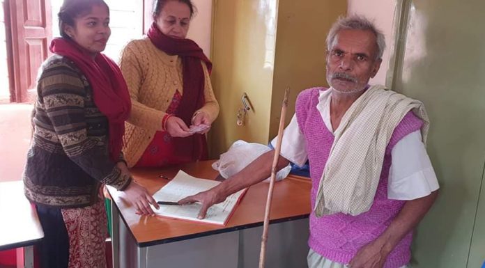 रौतहटको बृन्दावन न. पा. ले जेष्ठ नागरिक परिचयपत्र वितरण ।