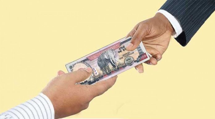 प्रमुख डिभिजन वन अधिकृत एक लाख घुससहित पक्राउ ।