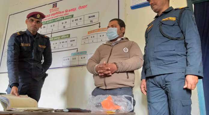 दलितकाे नाउँमा ठग्दै हिड्ने ठगलाई राैतहट प्रहरीले गर्याे पक्राउ ।