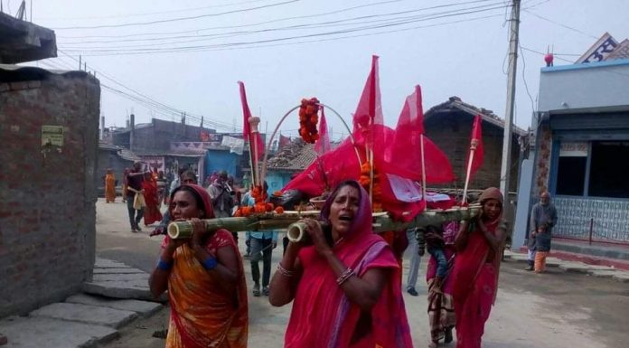 स्वर्गिय रामनारायणलाई छोरीहरुले कन्धा र श्रीमतिले दिइन दागबति ।