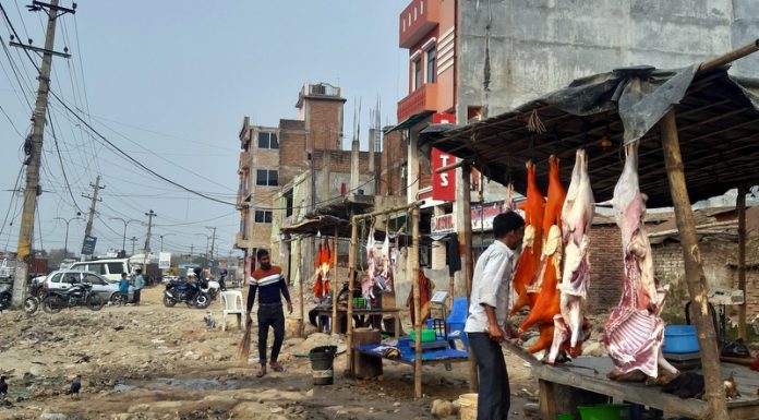 खुला रुपमा सडकमै मासु बेचबिखन, सरोकारवाला निकाय मौन ।