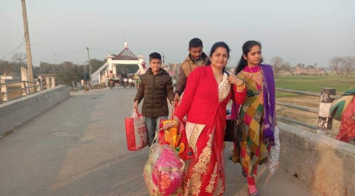 नेपाली सवारीलाई भारतको बैरगनियामा रोक ।