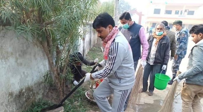 राज्यमन्त्री यादवद्धारा सरसफाई एवं सडक बचाँउ अभियानको शुभारम्भ ।