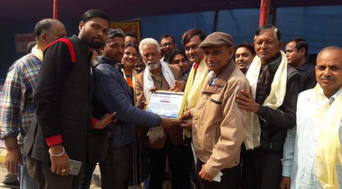 भारत नेपाल सामाजिक संस्कृति मंचले गर्यो दस रुपैयामा भात खुवाउने दिलिपलाई सम्मान ।