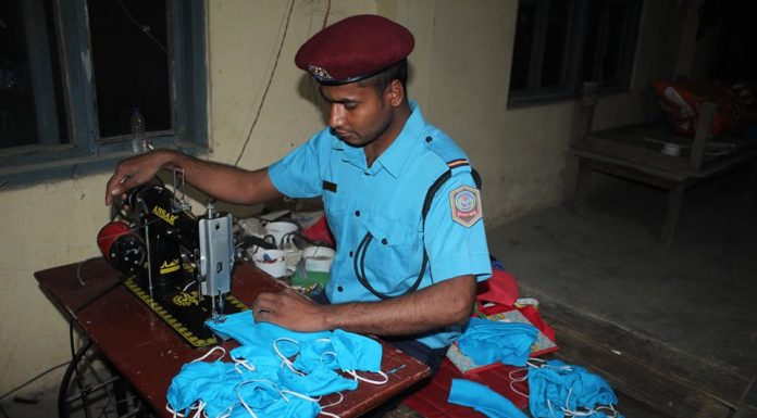 प्रहरी कार्यालय झापाले आफ्नै कार्यालयभित्र मास्क उत्पादन गर्दै ।