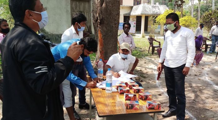 वडा अध्यक्ष द्धारा समनपुमा मास्क र मोबाइल वितरण ।