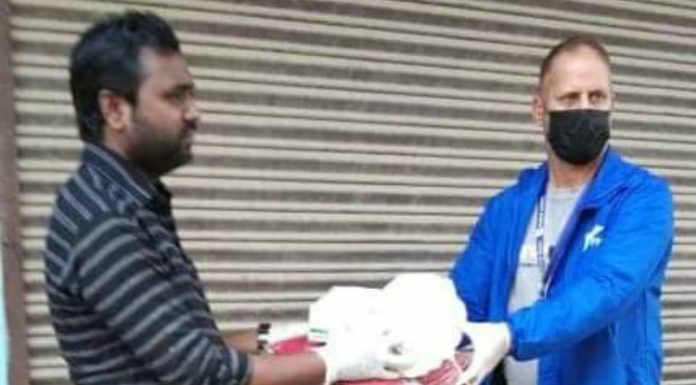 रिपोर्टिङमा खटिने पत्रकारहरुलाई सेफ्टी जैकेट सेनिटाइजर, मास्क र पंजा हस्तांतरण ।