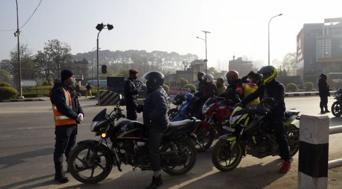 लक डाउन उलंघन गर्ने ८० मोटरसाइकल प्रहरी नियन्त्रणमा ।