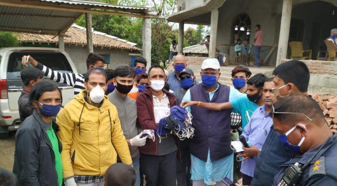 नेपाली काग्रेस द्धारा वृन्दावन नपामा माक्स बितरण ।