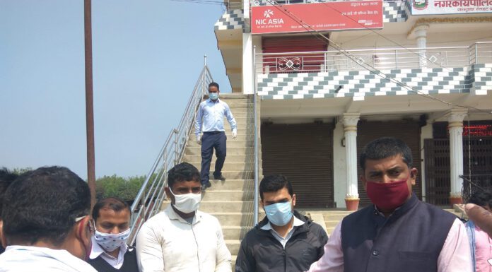 मेयर प्रत्यासी र नेपाली कांग्रेसका युवा नेता राजन बाबु जैसवालले माक्स बितरण ।