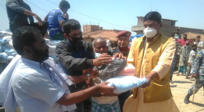 गौर नगरपालिकाद्धारा सिसवामा दलित गरिव परिवारलाइ राहत वितरण ।