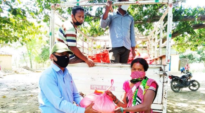 नवलपरासीको सुस्ता गाउँपालिकाले १२३५ अति विपन्न घरधुरीमा राहत वितरण गर्दै ।