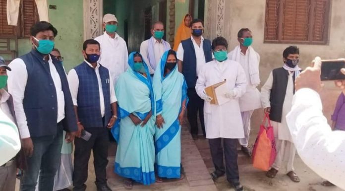 गरुडा नगरपालिका ९ रघुनाथपुरका वडा अध्यक्ष सहनीले गरे माक्स र साबुन वितरण ।