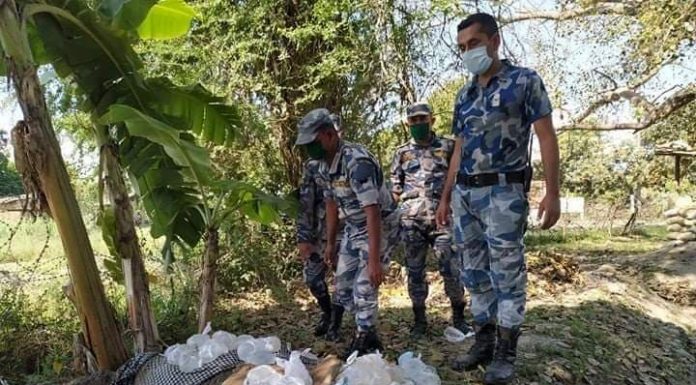 लकडाउनको मौका छोपी घरेलु मदिरा भारत तर्फ, सशस्त्र प्रहरीले गरियो नष्ट ।
