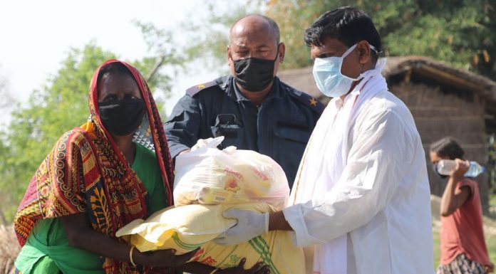 परोहा नगरपालिकाको राहत सामग्री विपन्न परिवारलाई ।