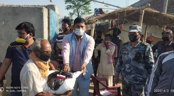 गौर नगरपालिकाले राहत सामग्री विपन्न परिवारलाई ।