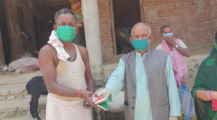 गरुडा नगरपालिका वडा नं ५ मा प्रत्येक घर घरमा मास्क र साबुन बितरण ।