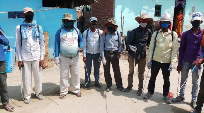 गढीमाइ नगरपालिकाद्वारा प्रत्येक वडा वडामा लामखुट्टे मार्ने औषधी छर्ने कार्य ।