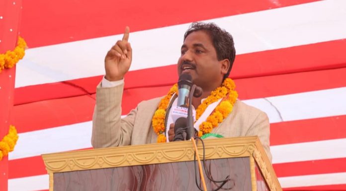 पुर्वमन्त्री साहले गरे स्वास्थ्य सामग्री सहयोग ।