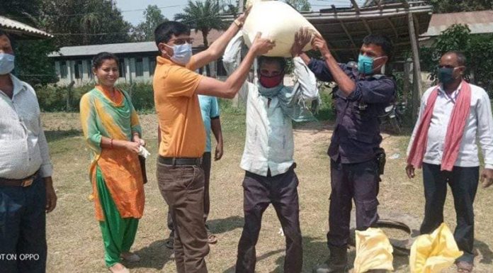 गढिमाइ नगरपालिका वडा नं ५ मा गरिब विपन्न परिवारलाई राहत वितरण ।