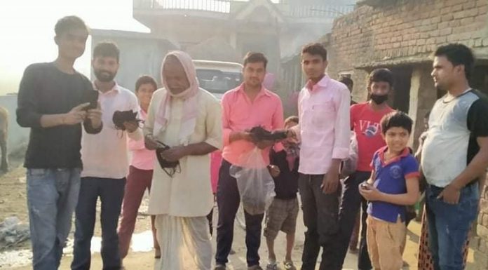 मर्यादपुरमा समाजसेवी यादवद्धारा मास्क वितरण ।