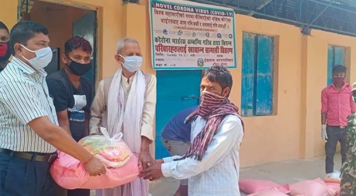 इशनाथ नगरपालिकाद्धारा आठ हजार गरिव असाहाय परिवरलाई राहत सहयोग ।