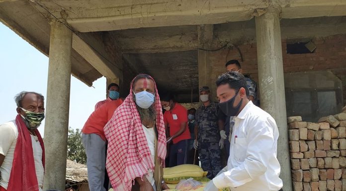 वडाअध्यक्ष राजेश साहद्धारा बिपन्न परिवारलाई राहत वितरण ।