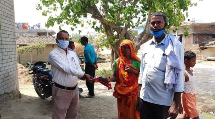 वडाअध्यक्ष राम बिनय राय यादवद्धारा माक्स र साबुन बितरण ।