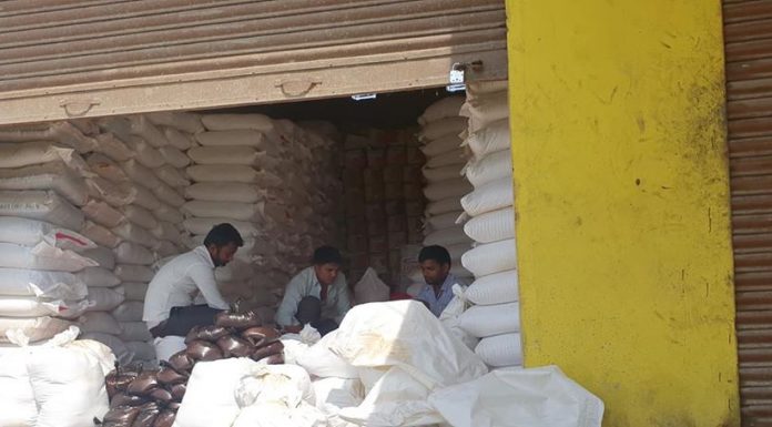 गरुडा नगरपालिकाद्धारा राहत को सामग्री तयारी हुदै ।