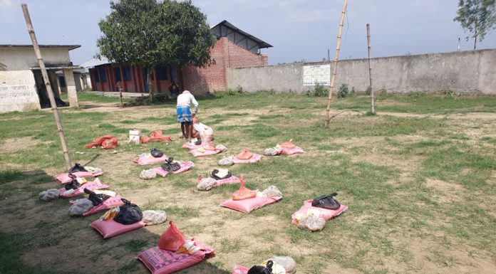 वडाअध्यक्ष नन्दलाल यादवद्धारा गरिब बिपन्न परिवारलाई राहत वितरण ।