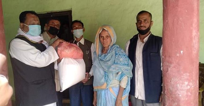 राजपुर नगरपालिका वडा नं ३ मा गरिब विपन्न परिवारलाई राहत वितरण ।