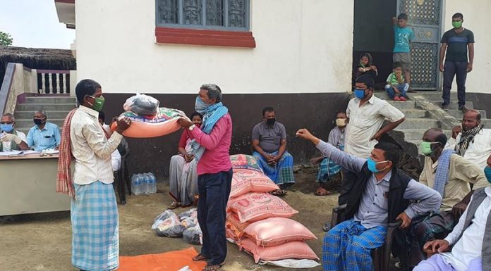 गरुडा नगरपालिकाको राहत आज बसबिट्टि जिंगडीयाका बासिन्दाहरुलाई ।