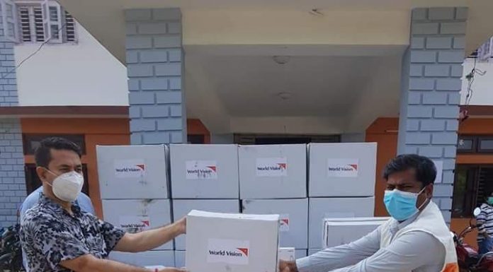 वर्ल्ड भिजनले गरे ३० सेट पीपीई हस्तान्तरण ।