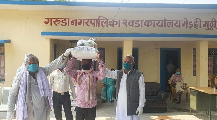 गरुडा नपा वडा नं २ मा गरिब विपन्न परिवारलाई राहत वितरण ।