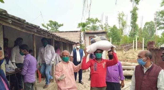 गरुडा नपा वडा नं ९ नरकटिया टोलमा गरिब विपन्न परिवारलाई राहत वितरण ।