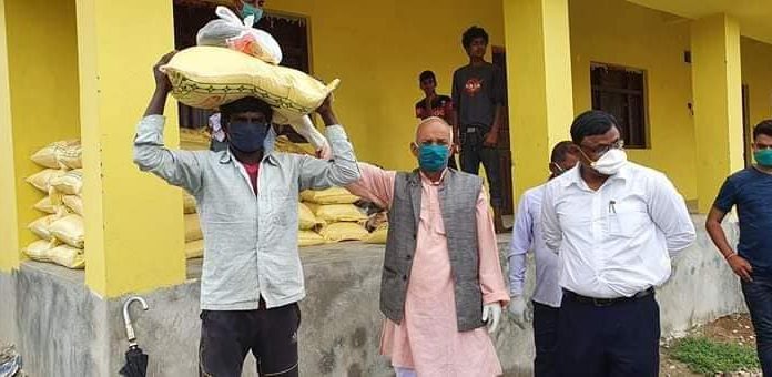 गरुडा नपा वडा नं ६ पोठियाहीमा राहत वितरण ।