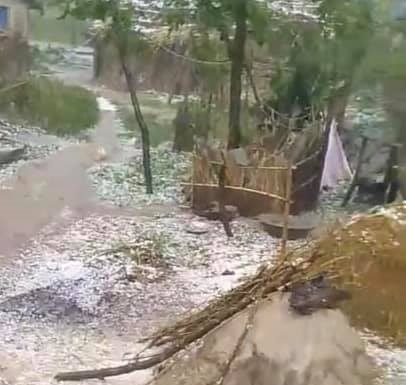 रौतहटमा हावाहुरी र असिनाले करोडौंको क्षति ।