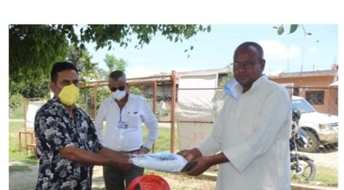 काग्रेस सभापति यादवले दिए स्वास्थ्य सामग्री ।