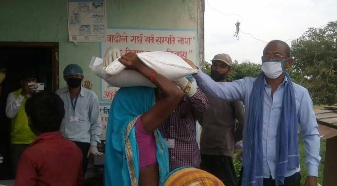 पर्सागढी नगरपालिका वडा नं ९ मा राहत वितरण ।