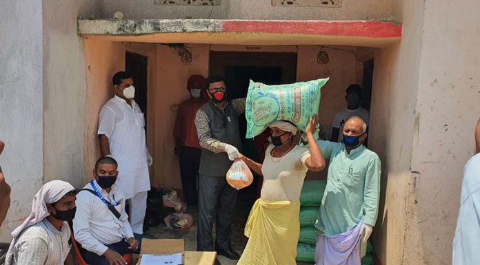 गरुडा नपा वडा नं ५ ठेठरहिया टोलमा राहत वितरण ।