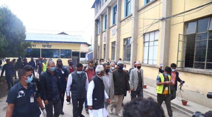 आफ्ना सांसद अपहरण गर्नेमाथि उजुरी दर्ता गर्न प्रहरी परिसर पुगे जसपाका नेताहरु । ( फोटो फिचर )