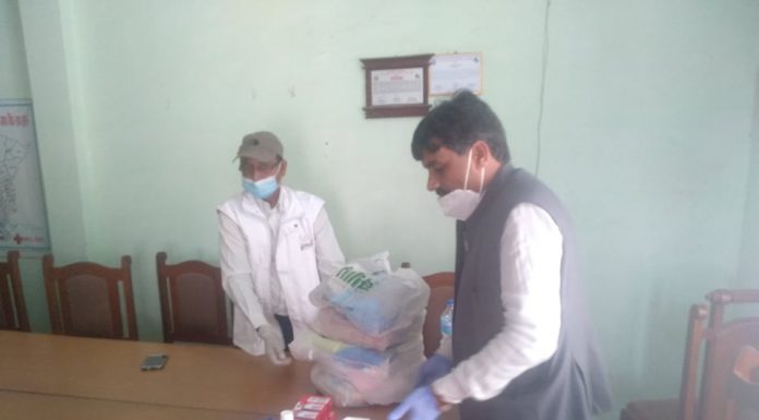 कृषि भूमि व्यवस्था तथा सहकारी राज्य मंत्री यादव द्वारा पीपीई र १०० परिवारलाई रहत वितरण ।