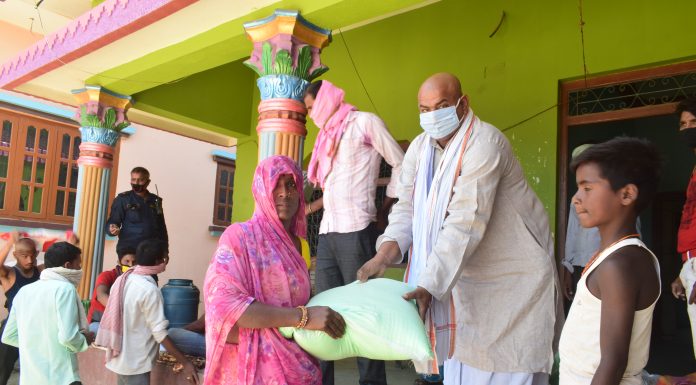 वडाअध्यक्ष राम सिंहासन यादबद्धारा गरिब विपन्न परिवारलाई राहत वितरण ।
