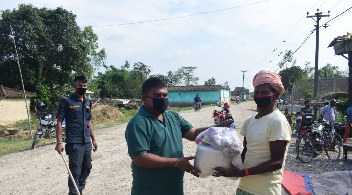 समाजसेवी बैजू यादब द्धारा माधोपुरमा राहत वितरण ।
