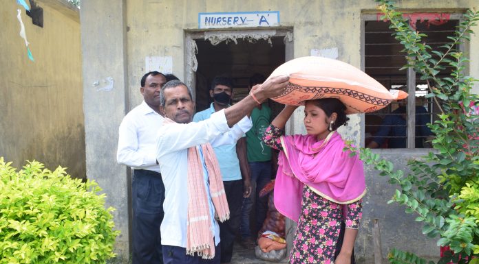 माधव नारायण नपा वडा नं ४ मा गरिब विपन्न परिवारलाई राहत वितरण ।