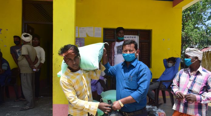 वडाअध्यक्ष राजेश कुमार सहनीद्धारा गरिब विपन्न परिवारलाई राहत वितरण ।